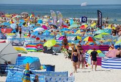 Koniec z parawanami na plaży? Władze Darłowa chcą ich zakazać