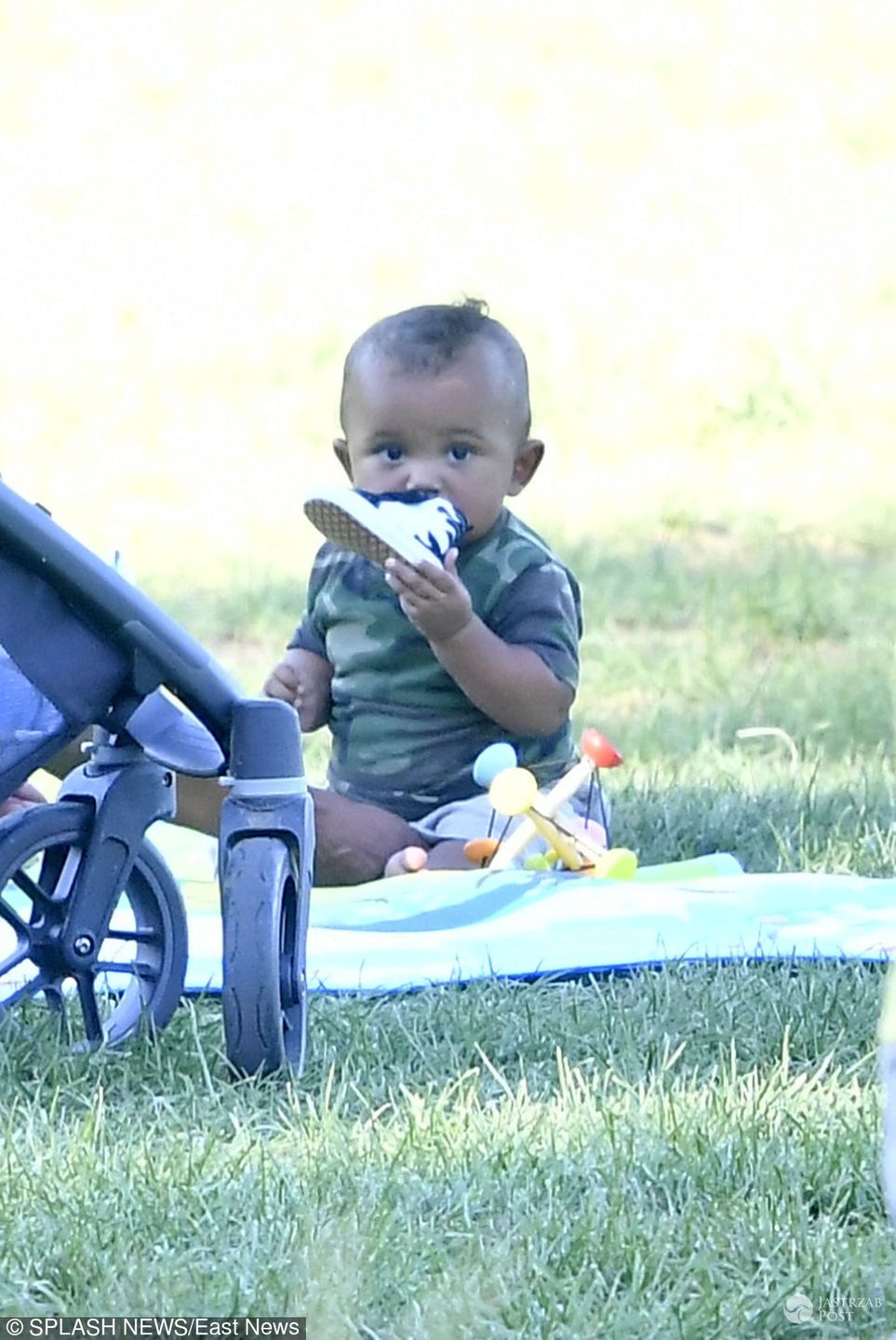 Saint West na kocyku