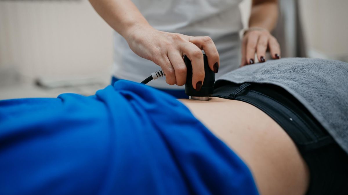 Tępy ból pod żebrem może wskazywać na kamicę żółciową