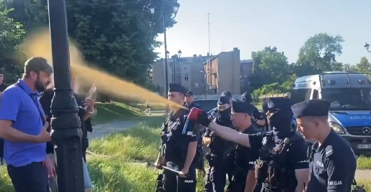 Protestowali podczas wiecu Kaczyńskiego. Policja użyła gazu, opozycja reaguje