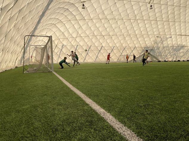 Od początku rosyjskiej agresji Polski Związek Piłki Nożnej prowadzi rejestr drużyn prowadzących bezpłatne treningi dla dzieci z Ukrainy. W ich bazie jest już ponad 800 drużyn.