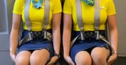 Dziwna pozycja stewardes w samolocie. Robią to celowo