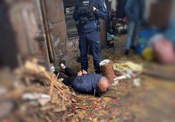 "Wyszedł z posesji, wycelował w przechodzącą kobietę i zaczął grozić. Policja szybko go namierzyła".