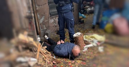"Wyszedł z posesji, wycelował w przechodzącą kobietę i zaczął grozić. Policja szybko go namierzyła".