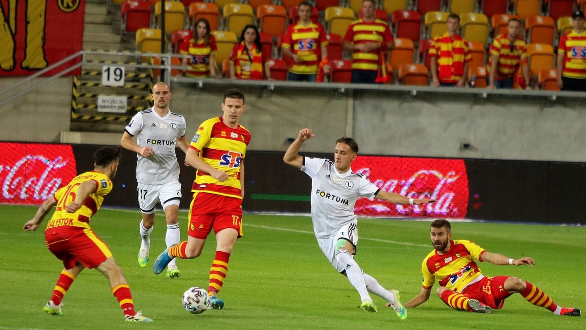 WP SportoweFakty / Mateusz Czarnecki / Na zdjęciu: Michał Karbownik (Legia) w walce o piłkę z zawodnikami Jagielonii