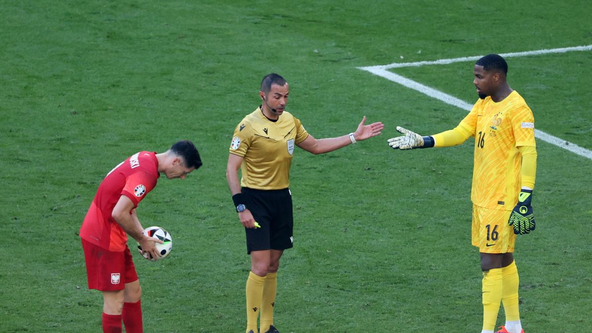 PAP/EPA / GEORGI LICOVSKI / Na zdjęciu: Robert Lewandowski (z lewej) i Mike Maignan (z prawej)