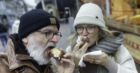 Ekspert mówi, czym popijać pączki. Tak ograniczysz wchłanianie tłuszczu