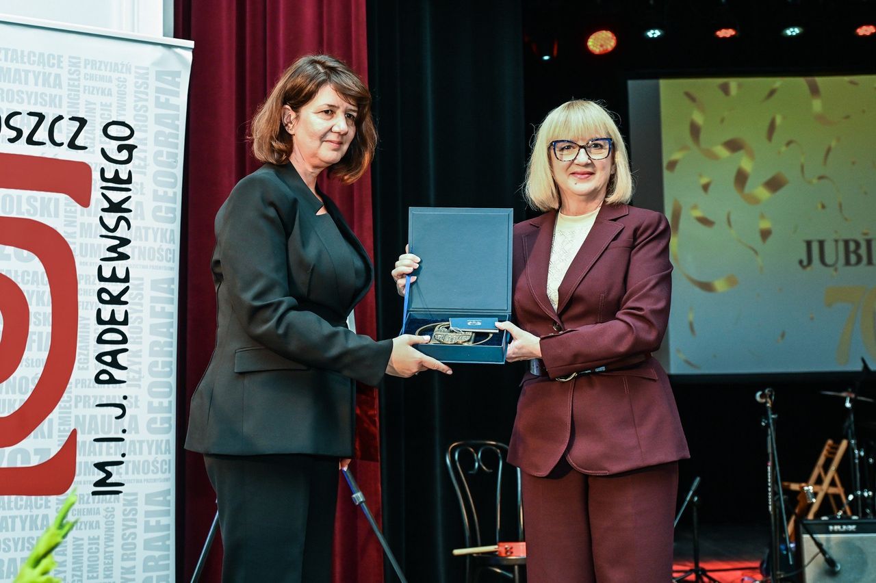 Bydgoszcz: Jubileusz 70-lecia V LO. Szkoła została uhonorowana Medalem Prezydenta Bydgoszczy