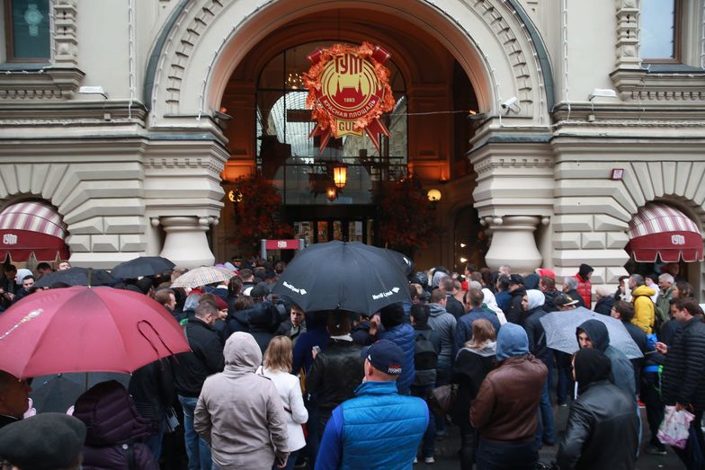 23 września 2016 r. Kolejka przed punktem sprzedarzy iPhona 7 po rozpoczęciu oficjalnej sprzedaży