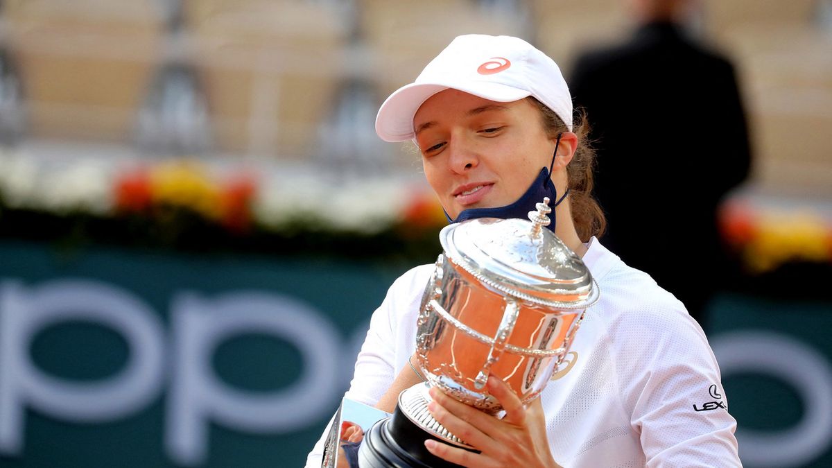 ONS.pl / all_imageB / Na zdjęciu: Iga Świątek z trofeum za wygranie Roland Garros 2020