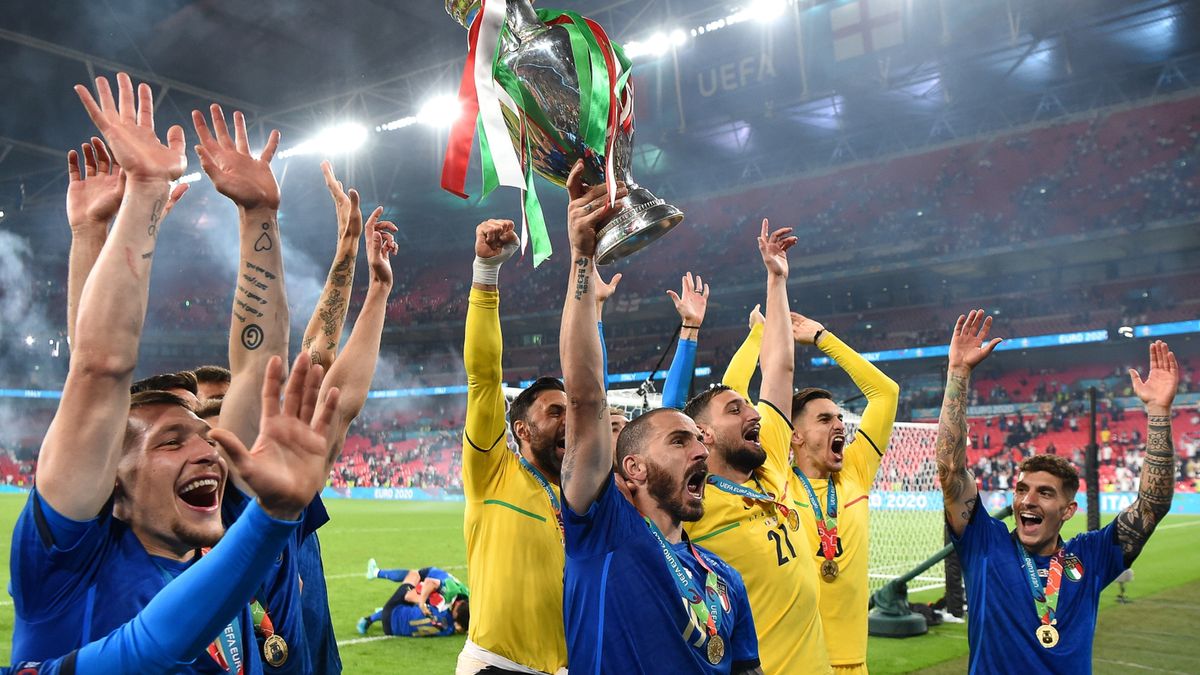 PAP/EPA / Na zdjęciu: Leonardo Bonucci (w środku)