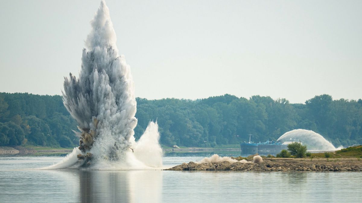 Najni?szy poziom wód w Dunaju od 30 latThe Romanian Navy detonates underwater explosives during a controlled demolition of submerged rocks to improve water flow to the Cernavoda Nuclear Power Plant amid exceptionally low water levels on the Danube River, in Izvoarele, Romania, Monday, Aug. 3, 2026. (AP Photo/Andreea Alexandru)Andreea Alexandru
