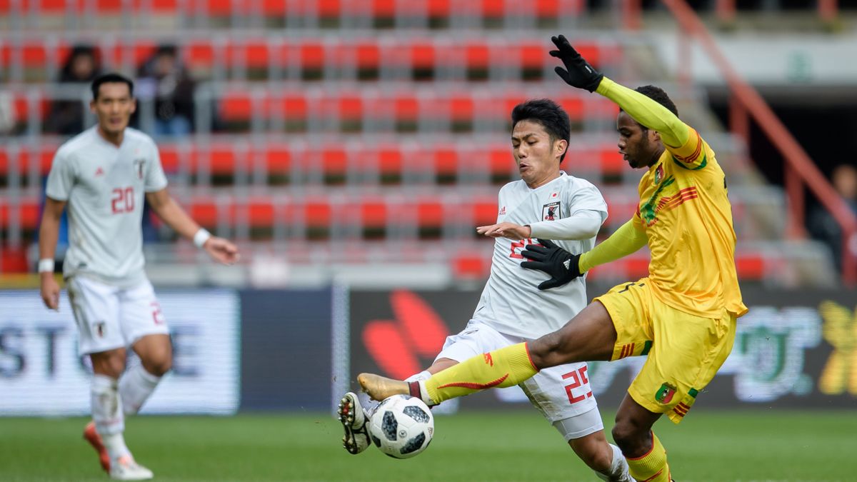 Getty Images / Jörg Schüler / Stringer / Na zdjęciu: Ryota Oshima (z lewej) oraz Lassana Coulibaly (z prawej)