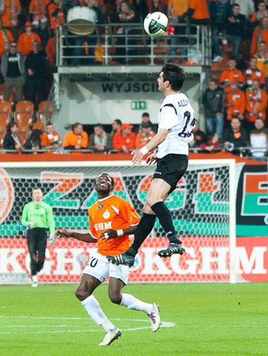 Robert Arzumanjan (z prawej) podczas jednego z meczów ligowych Jagiellonii w 2011 roku (fot. Łukasz Haznar)