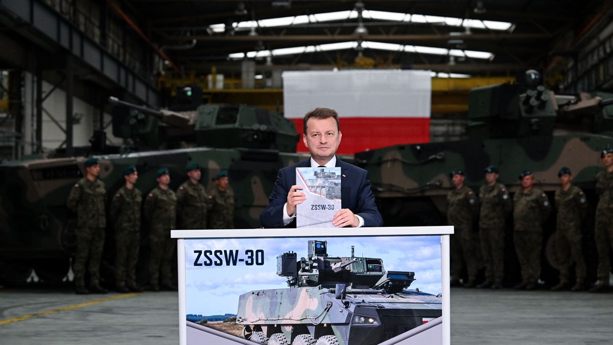 Stalowa Wola, 05.07.2022. Wicepremier, minister obrony narodowej Mariusz Błaszczak, 5 bm. w Hucie Stalowa Wola S.A. Podczas spotkania minister obrony narodowej zatwierdził umowę na dostawę systemów wieżowych zintegrowanych z transporterami Rosomak. (aldg) PAP/Darek Delmanowicz