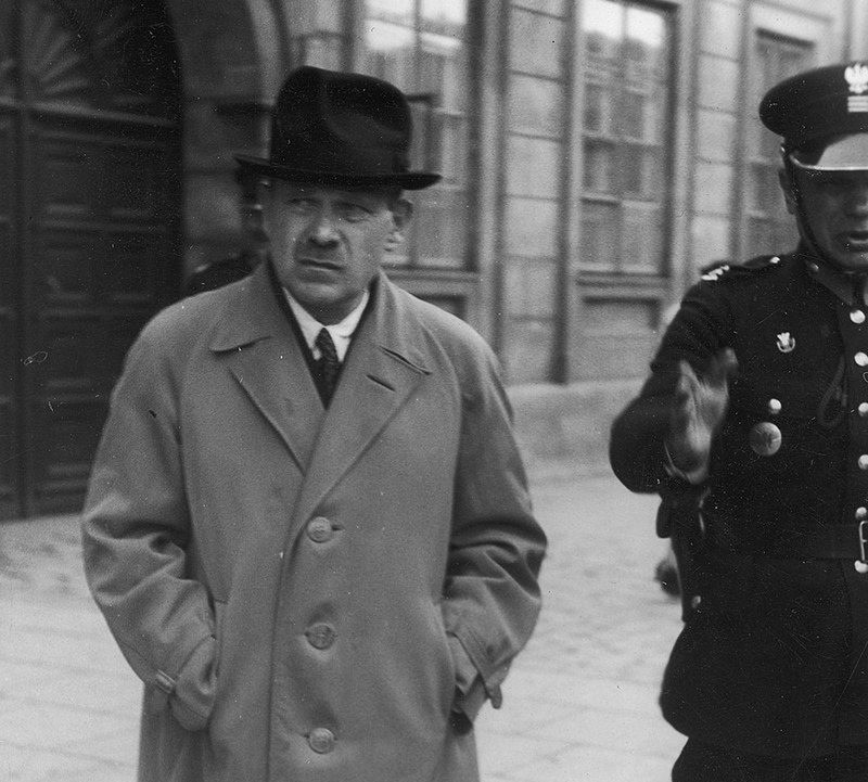 Oskarżony Stanisław Cywiński opuszcza gmach sądu po rozprawie