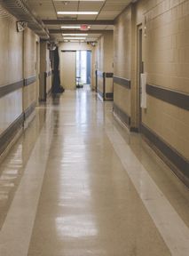 19-latek spędził pandemię w śpiączce, miał wirusa dwa razy. Teraz się wybudza