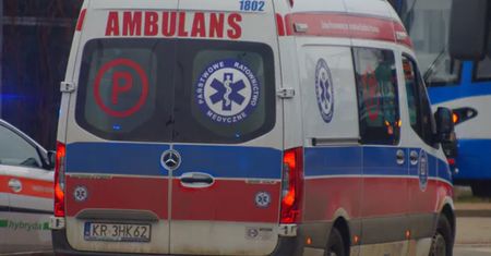 Pijany obcokrajowiec awanturował się w karetce. Musiał opuścić Polskę