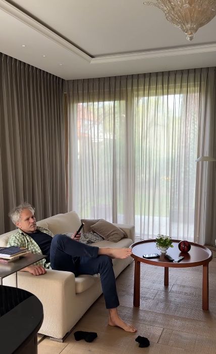 Tak mieszka Dorota Chotecka i Radosław Pazura: biel w kuchni, jasne drewno i duży ogród 