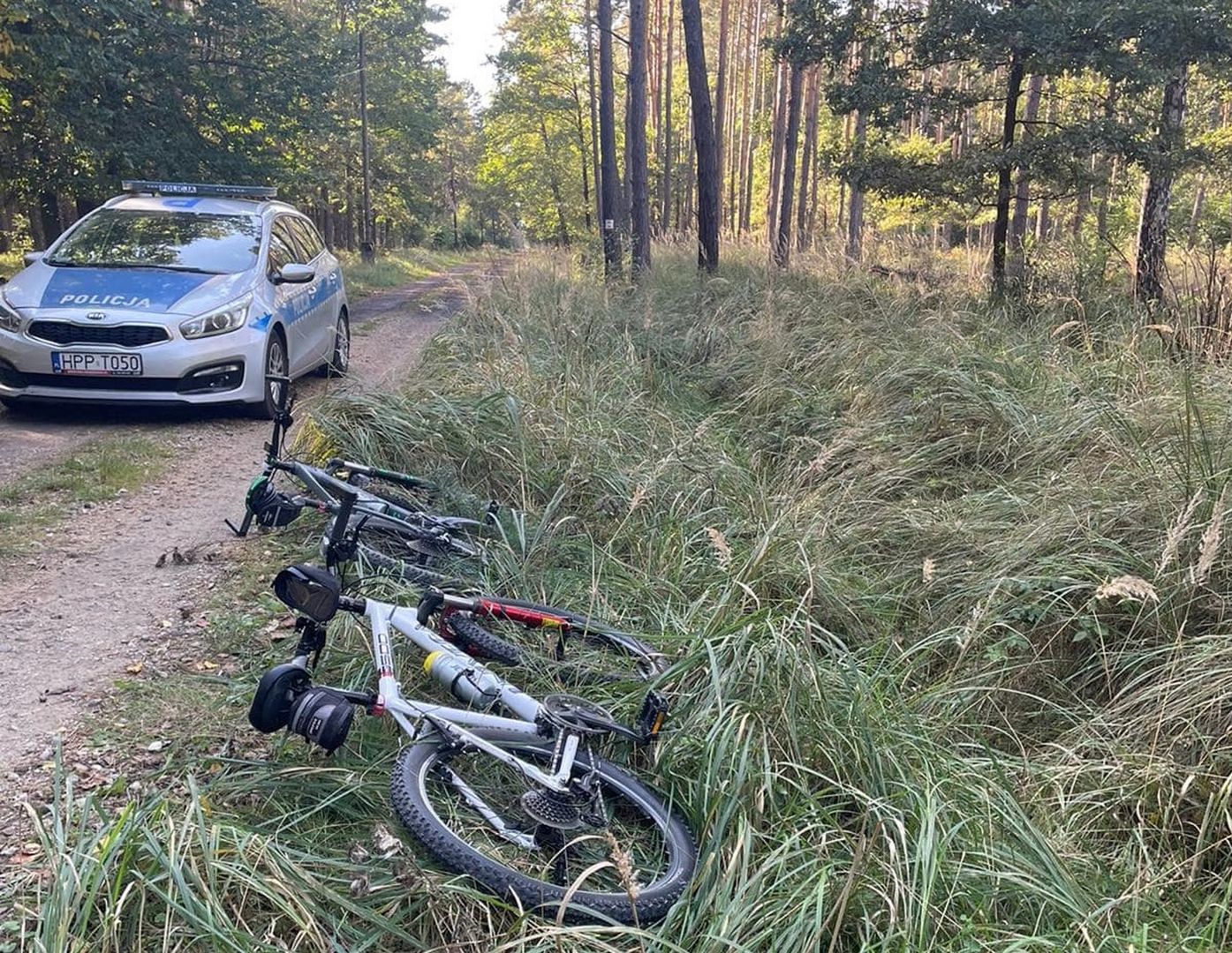 Poważny wypadek rowerzystów w lesie. 10-latek wymijał kolumnę jednośladów