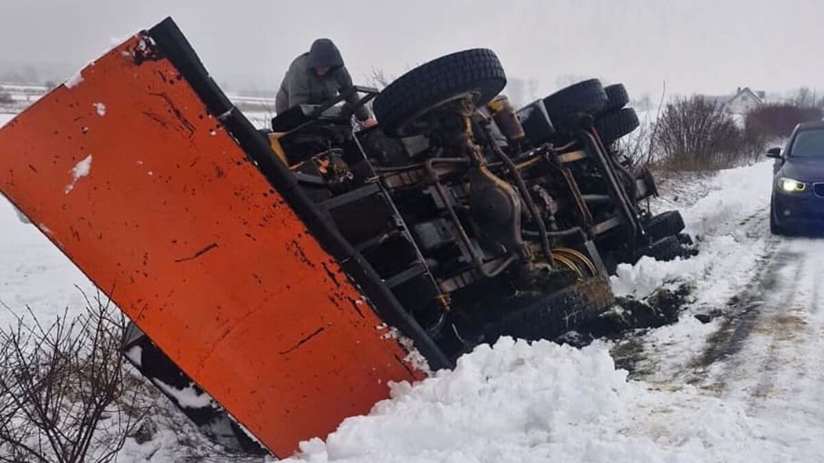 Pług śnieżny przewrócił się w rowie na trasie Oleśniki - Trawniki