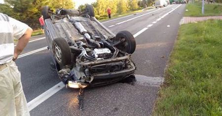 Groźne zderzenie w Ostrowcu. Osobówka zderzyła się z tirem. Kierowca Opla był pijany. Auto dachowało