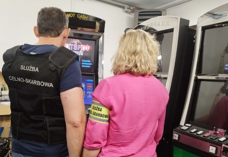 Funkcjonariusze Mazowieckiego Urzędu Celno-Skarbowego w Warszawie podczas 122 akcji zabezpieczyli 616 automatów do gier