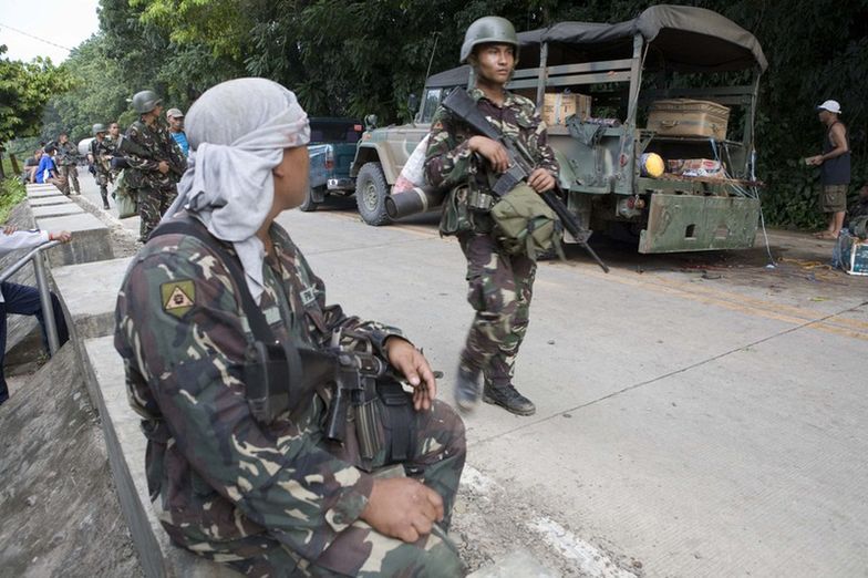 Filipiny: 4 zabitych w starciach wojska z bojownikami