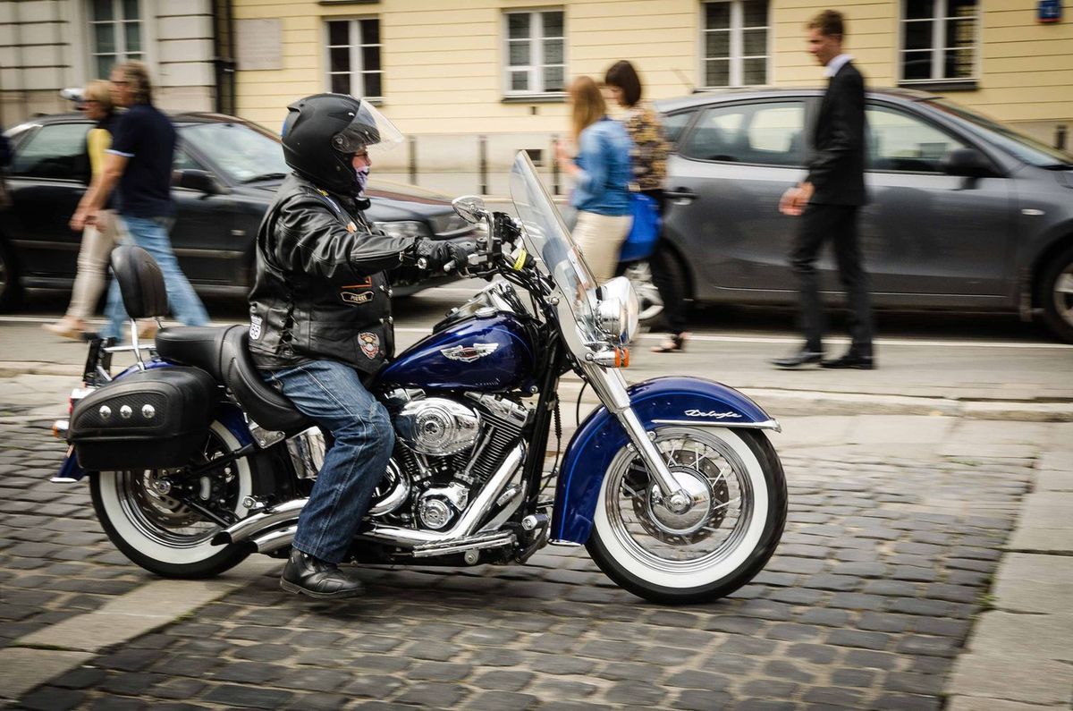 Harleye w Warszawie. Kultowe motocykle na pl. Teatralnym [ZDJĘCIA]