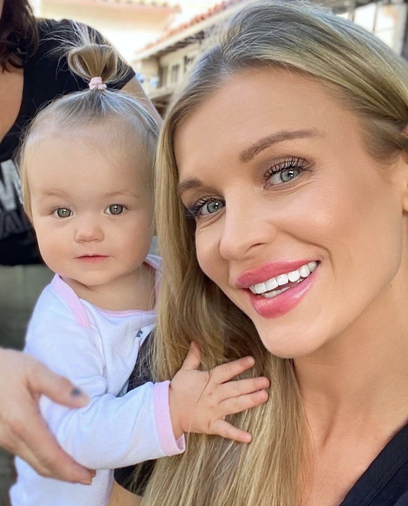 Skromna Joanna Krupa wozi córeczkę w wózku za 800 złotych