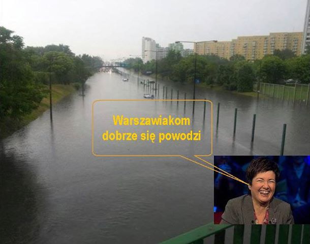 "Nie róbmy polityki, dmuchajmy pontony". Najlepsze memy o zalanej Warszawie 13