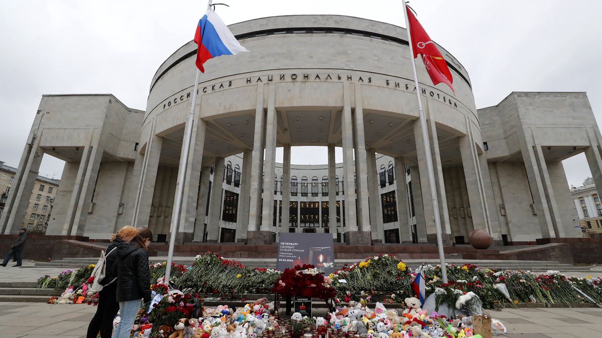 People mourn at a makeshift memorial in front of the Russian National Library in memory of the victims of the terrorist attack at the Crocus City Hall in the Moscow region, in St. Petersburg, Russia, 25 March 2024. At least 137 people were killed and more than 100 hospitalized after a group of gunmen attacked the concert hall in the Moscow region on 22 March evening, Russian officials said. Eleven suspects, including all four gunmen directly involved in the terrorist attack, have been detained, according to Russian authorities. EPA/ANATOLY MALTSEV Dostawca: PAP/EPA.