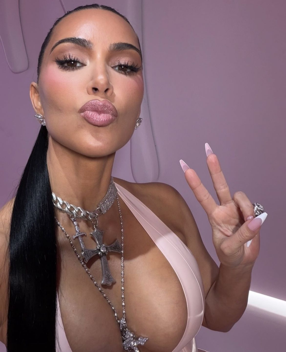 Kim Kardashian pręży biust