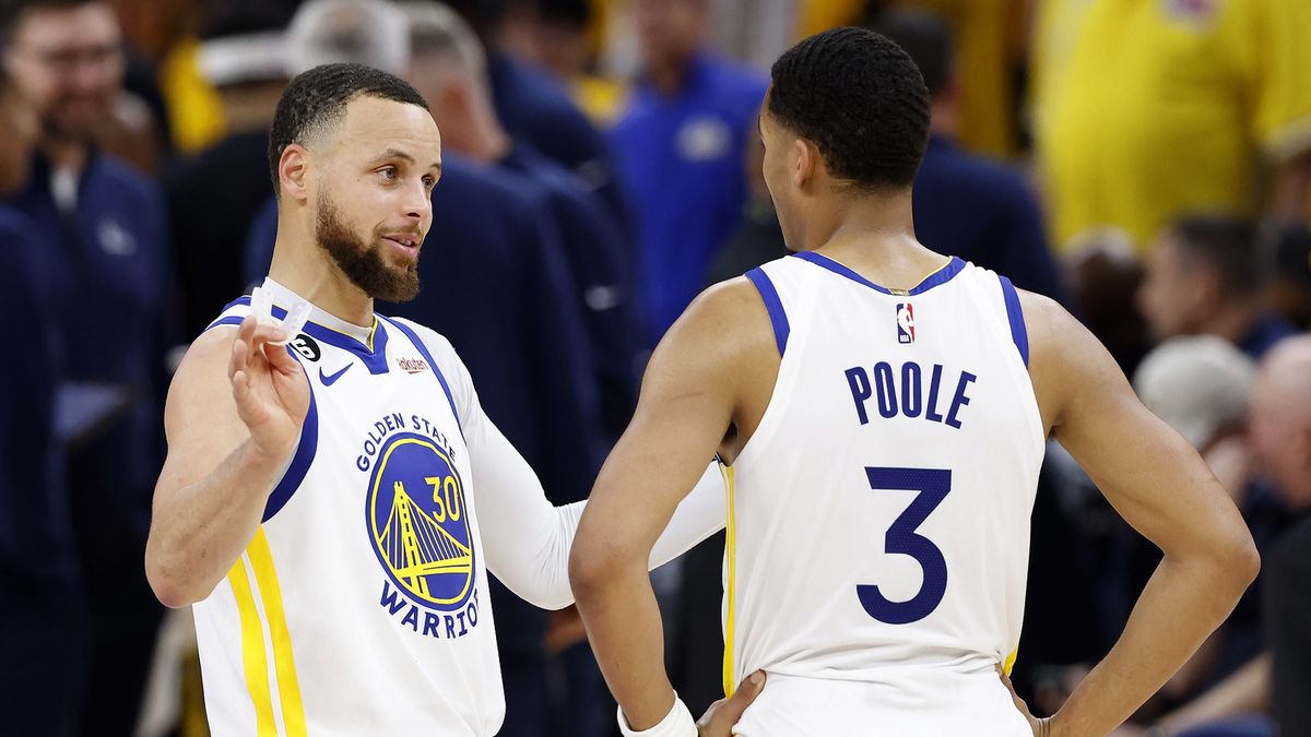 PAP/EPA / JOHN G. MABANGLO / Na zdjęciu: Stephen Curry (z lewej) i Jordan Poole