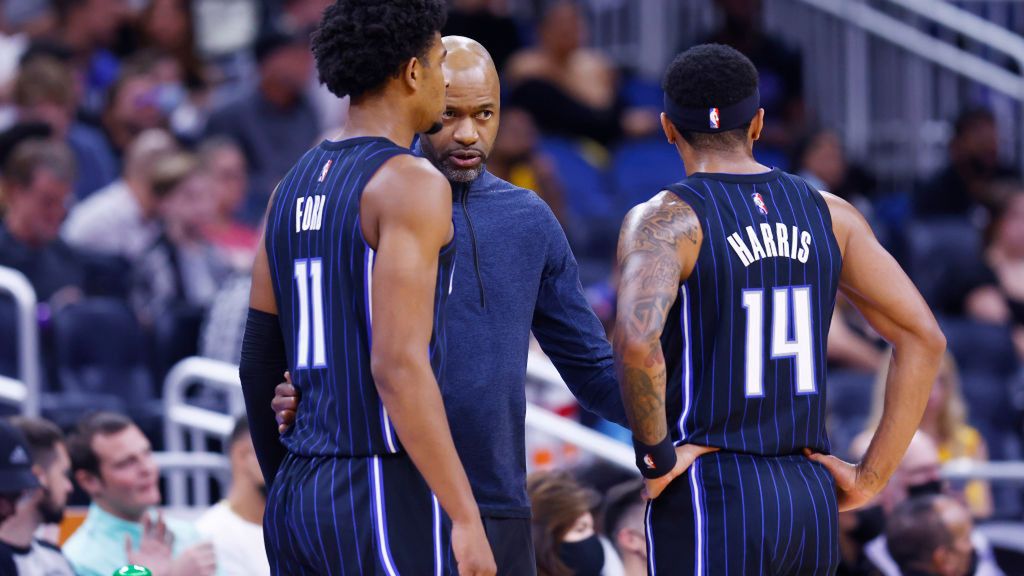 Zdjęcie okładkowe artykułu: Getty Images / Michael Reaves / Na zdjęciu: Jamahl Mosley, trener Orlando Magic (w środku)