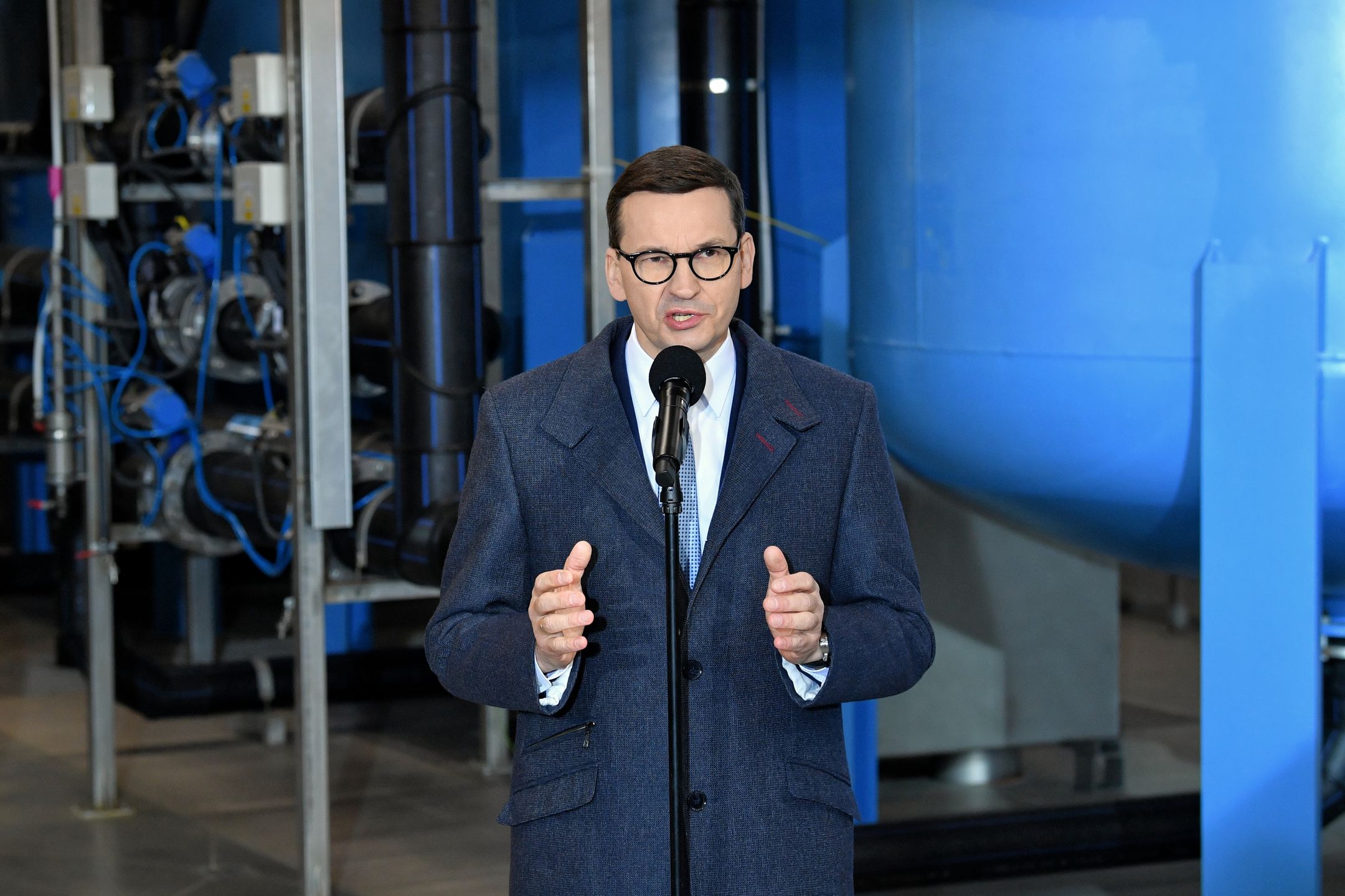 Mateusz MorawieckiZ�bki, 05.11.2021. Premier Mateusz Morawiecki podczas konferencji prasowej na terenie Przedsi�biorstwa Wodoci�g�w i Kanalizacji w Z�bkach ko�o Warszawy, 5 bm. Szef polskiego rz�du poinformowa� media o tym, �e Polska zakontraktowa�a lek na Covid-19. (kf) PAP/Radek Pietruszka
Radek PietruszkaCovid-19, konferencja, lek, prasowa, premiera, przedsi�biorstwo, stacja uzdatniania wody, szefa rz�du, wizyta, wodoci�gi, briefing prasowy, covid, epidemia, koronawirus, krajowa, pandemia, polityk, polityka