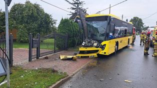 Tarnowskie Góry: Autobus uderzył w słup. Kobieta trafiła do szpitala