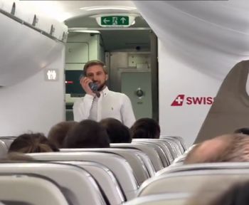 Zaskakująca przemowa pana Tomasza. Nagranie z samolotu to hit
