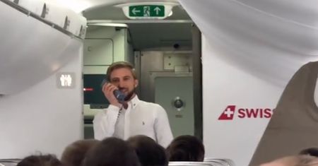 Zaskakująca przemowa pana Tomasza. Nagranie z samolotu to hit