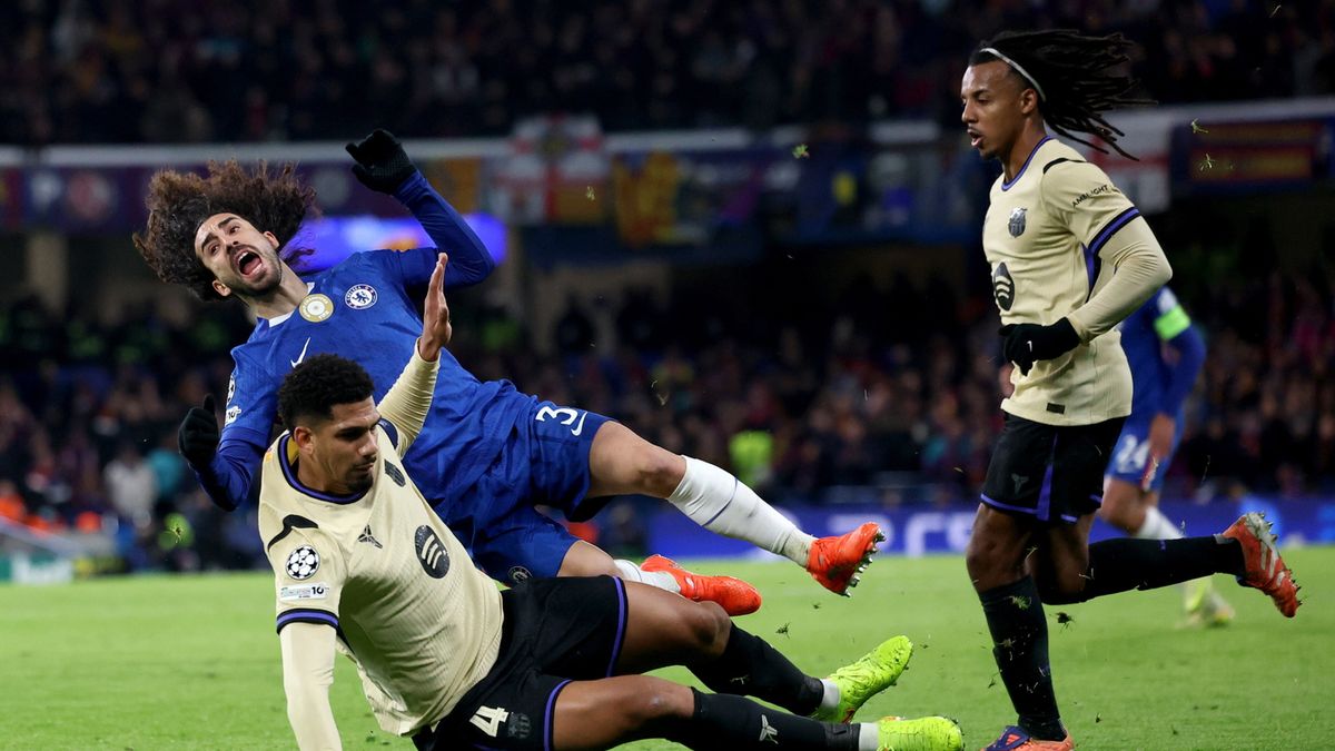 PAP/EPA / NEIL HALL / Ronald Araujo wykonuje wślizg w meczu Chelsea z FC Barceloną