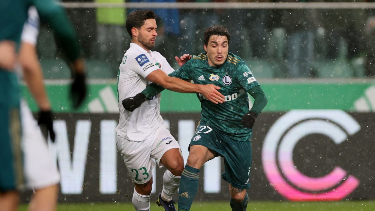 PAP / Leszek Szymański / Na zdjęciu: piłkarz Legii Warszawa Josue (z prawej) i Filipe Nascimento (z lewej) z Radomiaka Radom 