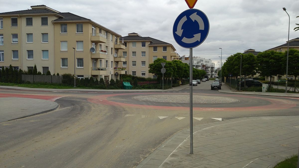 Czerwony pas przeznaczony specjalnie dla rowerów ma przypominać kierowcom o obowiązujących przepisach.