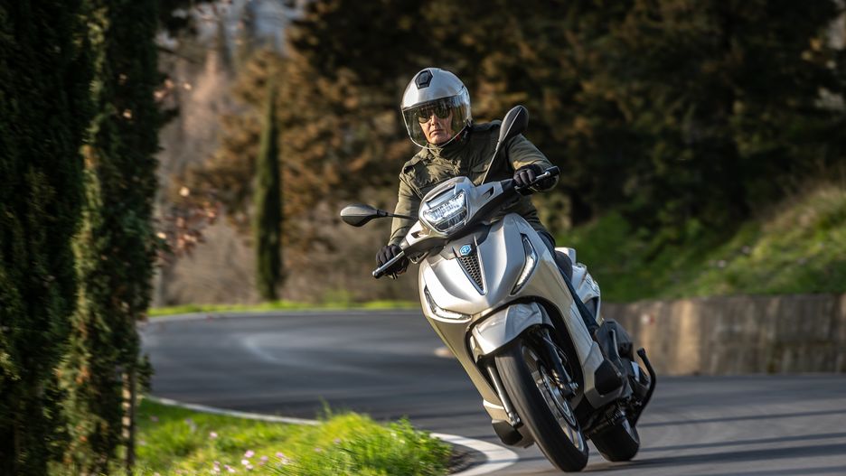 Pewien Włoch twierdził, że jest niewidomy, ale przyłapano go na skuterze