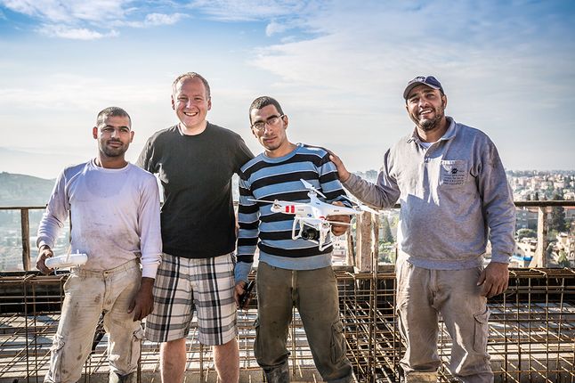 Palestyńscy przyjaciele na dachu budowy w Nazarecie.