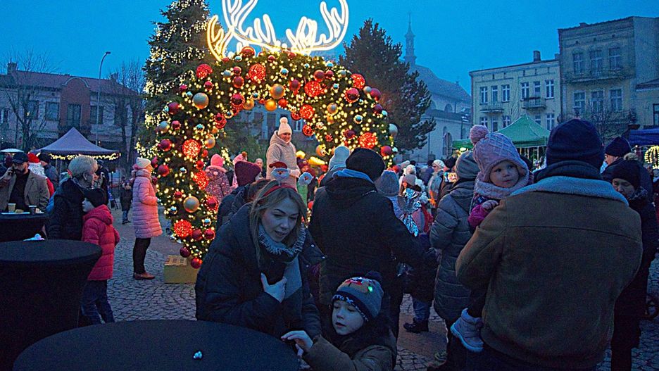 Mieszkańcy Wolbromia świętowali zaświecenie choinki.