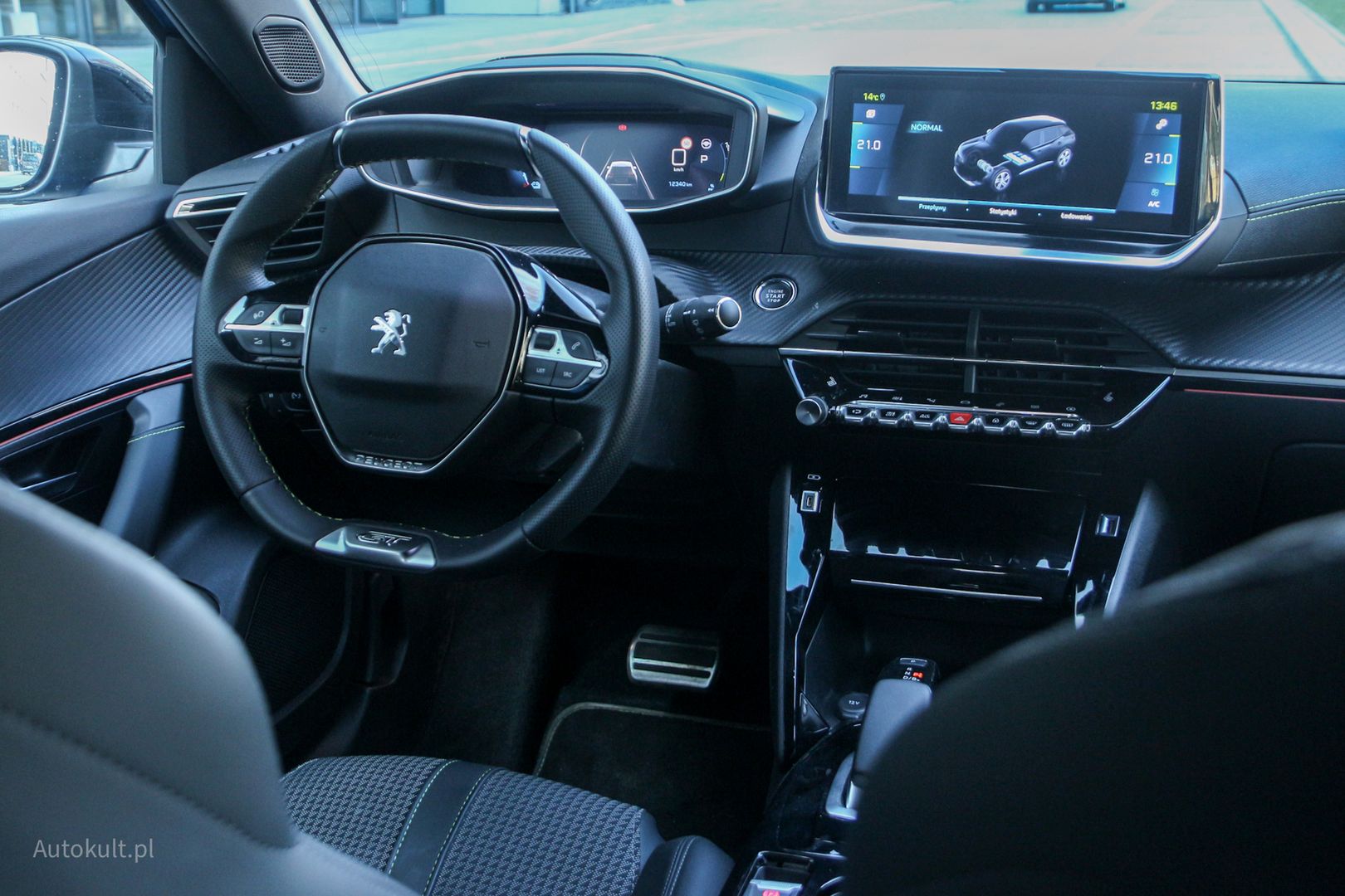 Wnętrze Peugeota e-2008 jest ładne i wykończone lepiej niż np. w Volkswagenie ID.3, ale obsługa to koszmar