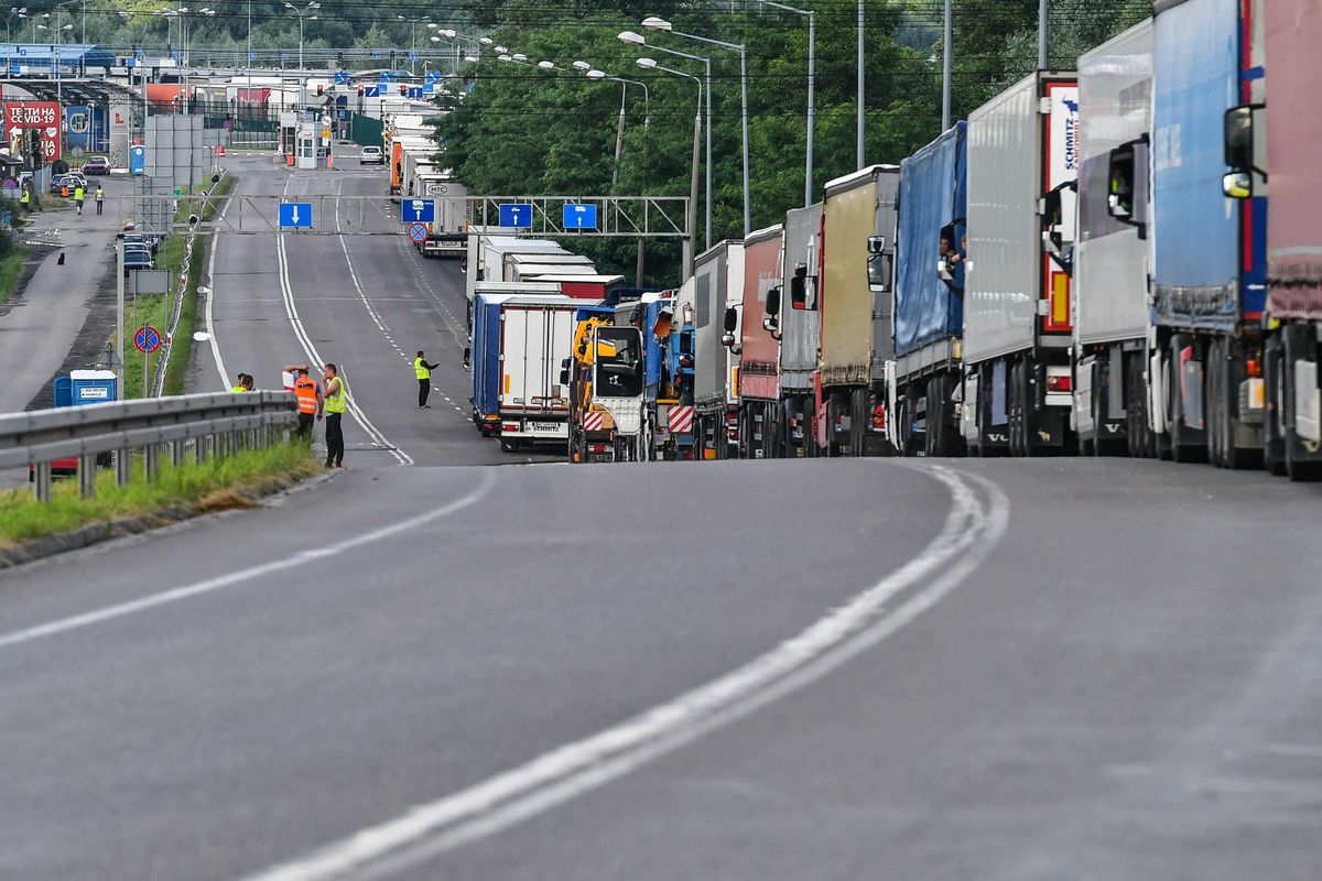 Trzy doby czekają kierowcy ciężarówek na odprawę i wyjazd z Polski na Białoruś przez przejście w Bobrownikach - podała w poniedziałek rano Krajowa Administracja Skarbowa 