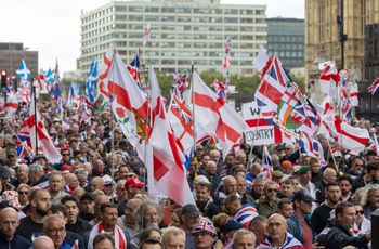 Skrajna prawica rośnie w siłę. Ponad 100 tys. osób na marszu w Londynie