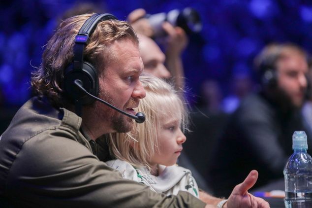 Kawulski z synem podczas gali KSW 77, grudzień 2022 (fot. KSW)