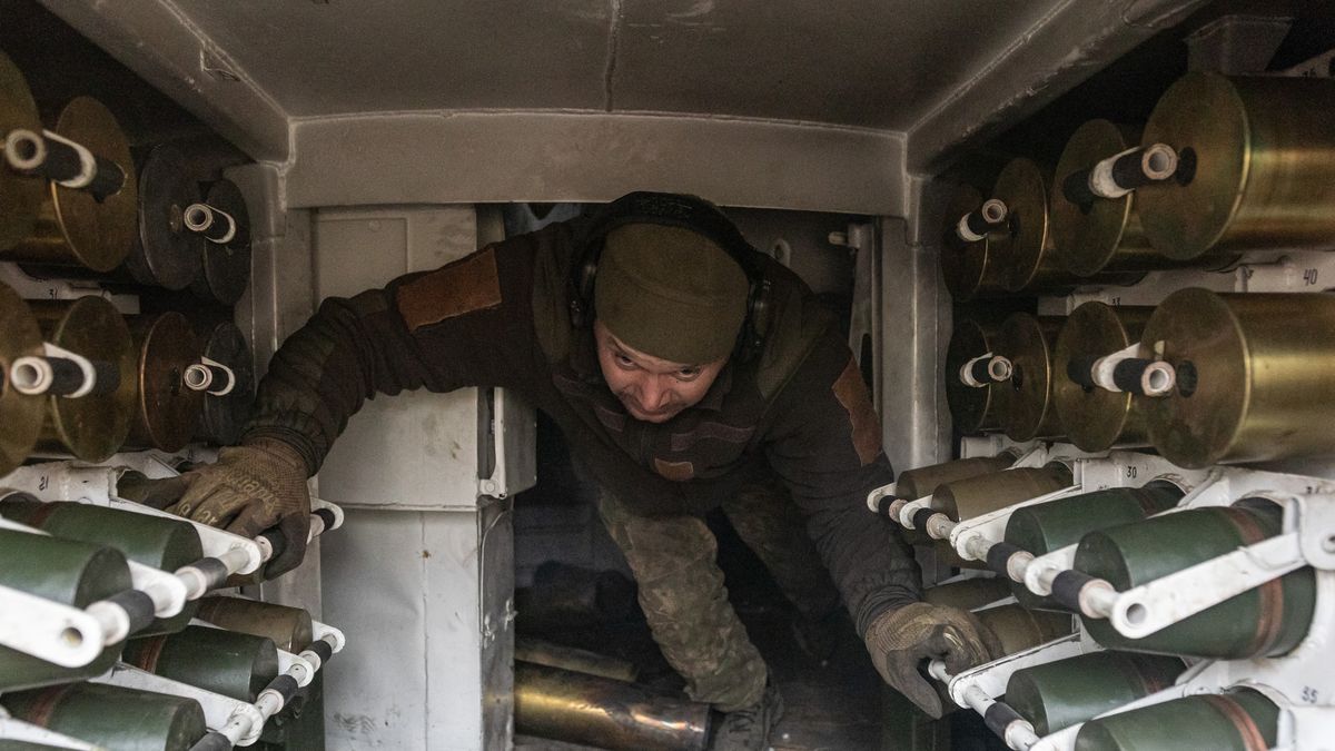 Ukraiński żołnierz z brygady Czerwień Kałyna opuszcza radziecki 